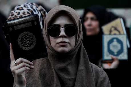 土耳其示威者高舉可蘭經，在瑞典大使館外示威。路透社