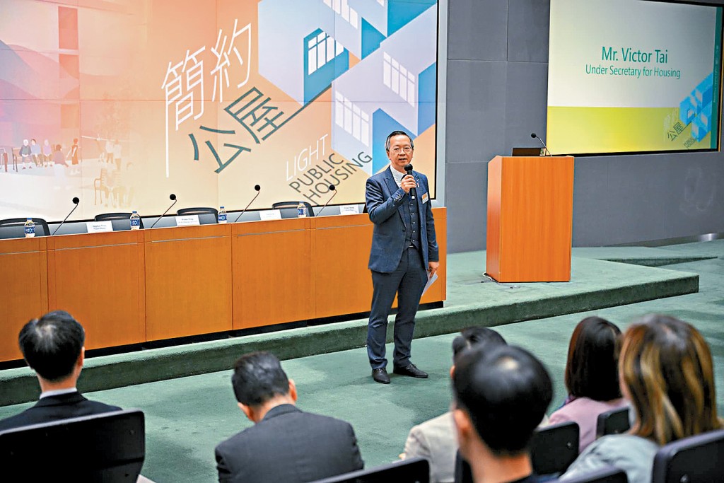 戴尚誠向有意參與營運簡約公屋的非政府組織和物業管理公司講解內容。