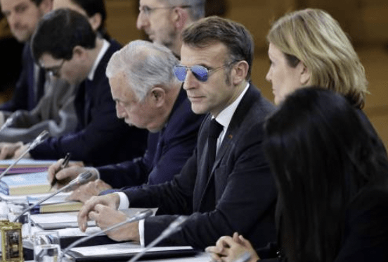 法媒報道，馬克龍眼睛出現了結膜下出血，即眼表微血管破裂。法新社