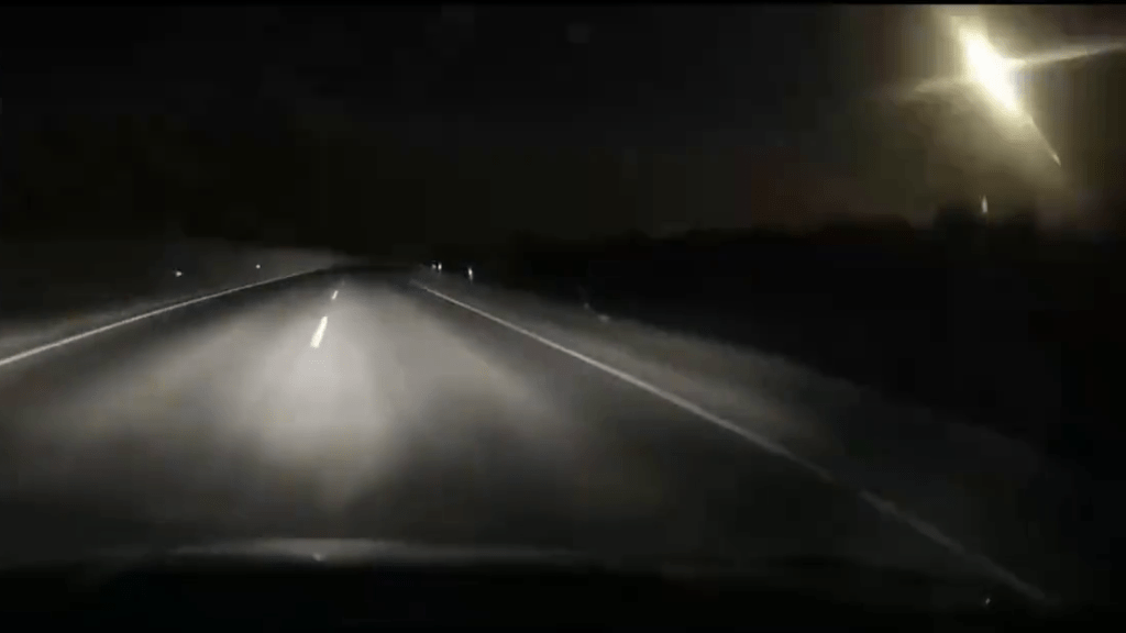 在內蒙古，有行車紀錄儀拍下火流星爆發閃光的一瞬間。