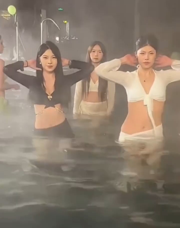 「劉二狗」直播泳池派對被批低俗。微博@肥龍午夜話事人