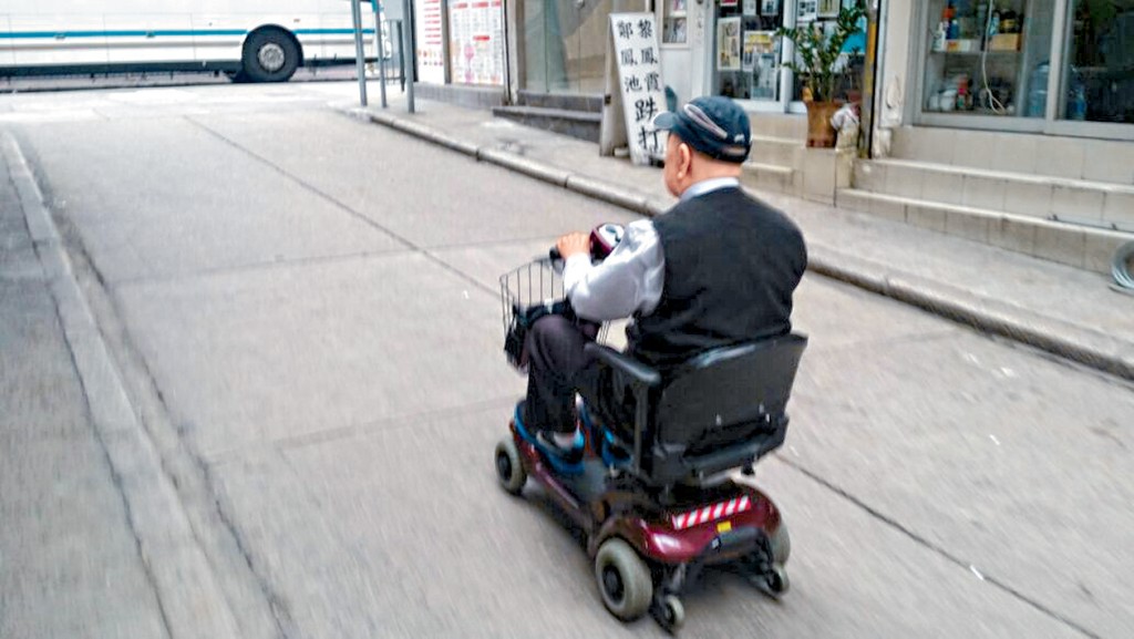 电动轮椅可令使用者享受更大出行自由，若作规管要小心平衡细节。