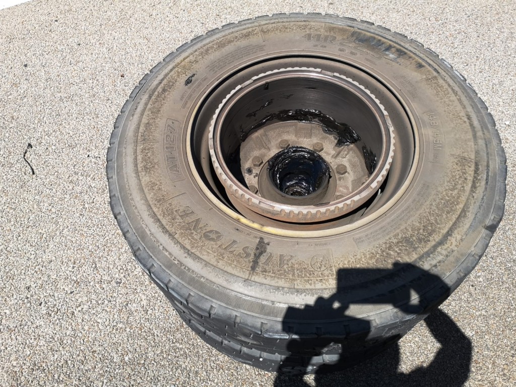 貨櫃車三號幹線甩轆,私家車無辜被擊中。