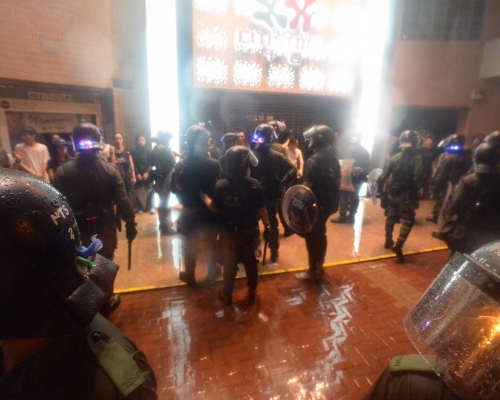 警方晚上在荃灣清場