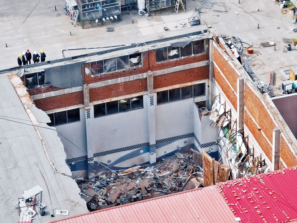 游泳館天花昨天突然倒塌。