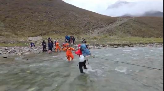 青海當局經72小時搜索，救出251名因天氣受困的徒步者。青海消防