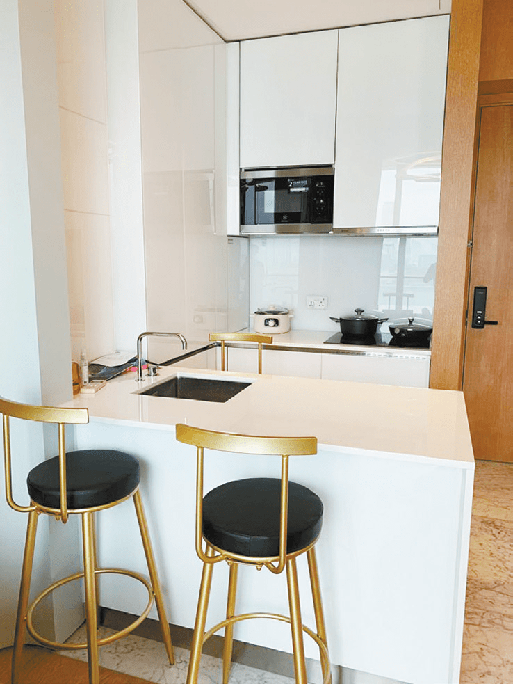 廚房為開放式設計，可擴闊大廳空間。