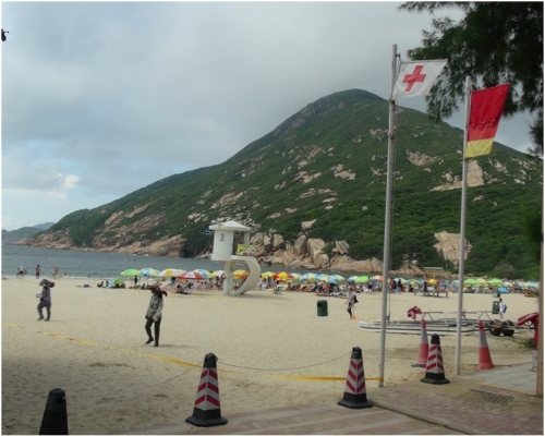 泳灘懸掛紅旗，顯示在該處游泳會有危險，市民請勿在該處游泳。