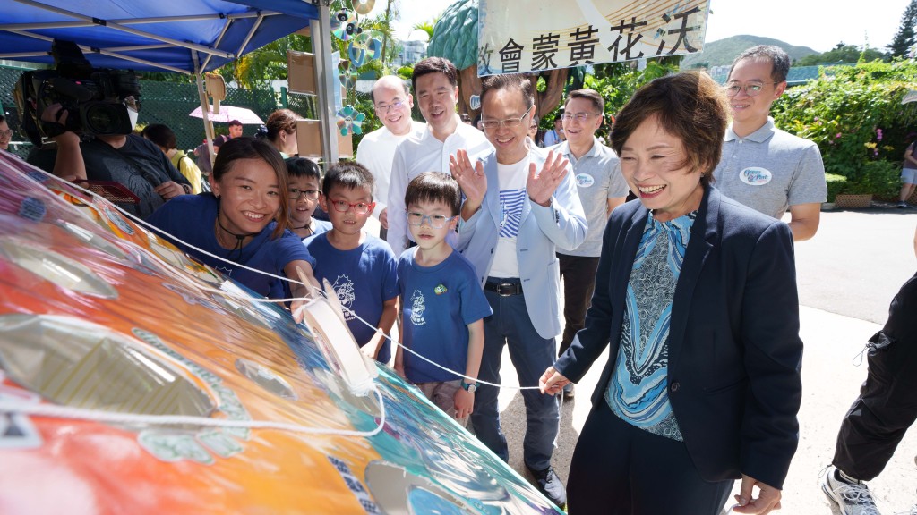 「海洋公園保育聯盟」鼓勵成員學校舉辦保育活動，「海馬同學會」成員就在校内擔當推廣活動的小領袖。