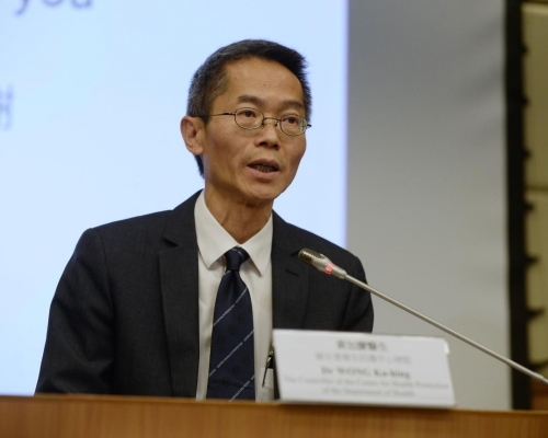 黃加慶未回應在甚麼情況下會宣布全面停課,僅稱會持續監測情況。