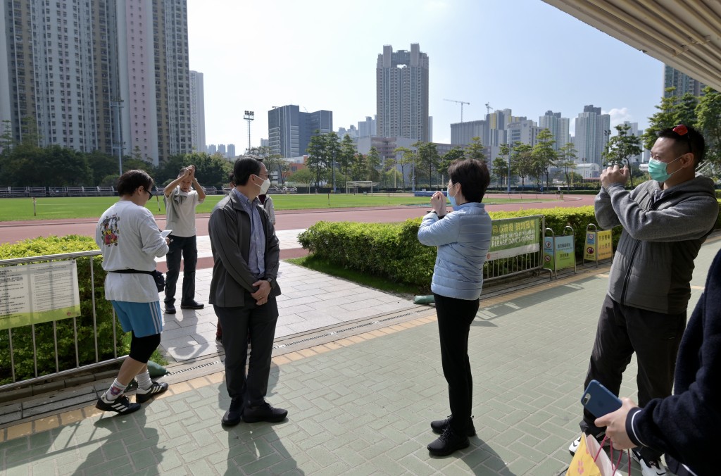 林鄭月娥到訪落馬洲和深水埗運動場。政府新聞處