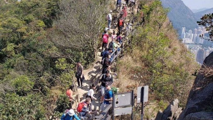 去年消防處接獲的攀山拯救事故宗數為588宗。資料圖片 去年消防處接獲的攀山拯救事故宗數為588宗。資料圖片