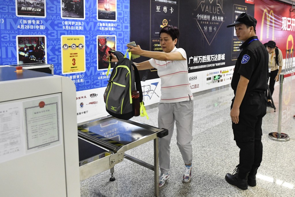 所有地铁站按「人走安检门、物过安检机」的原则实施安检。