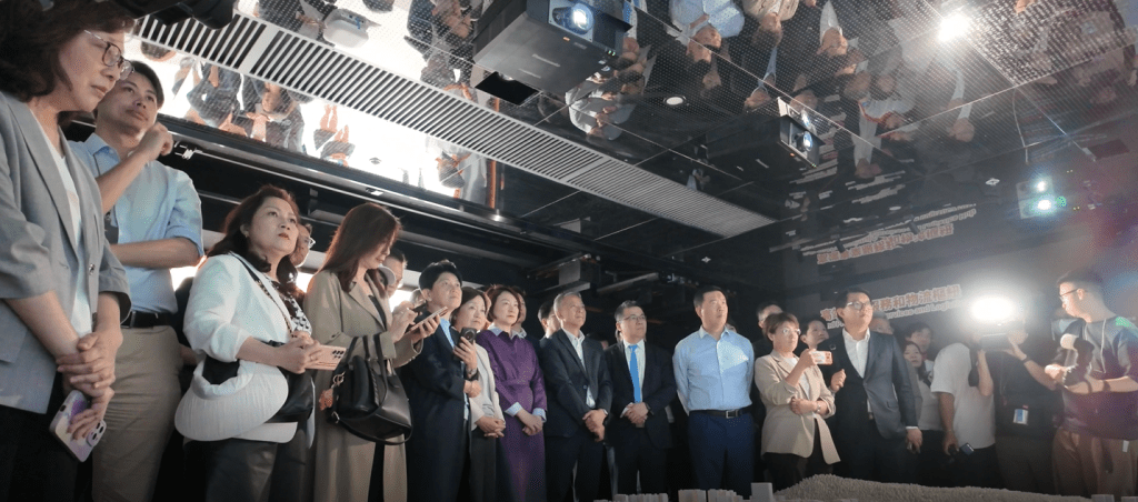 立法會主席李慧琼今日（26日）聯同40多位立法會議員實地考察北部都會區。立法會秘書處提供