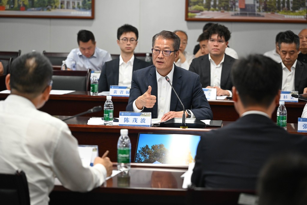 陳茂波（中）於西安交通大學與科企代表交流。