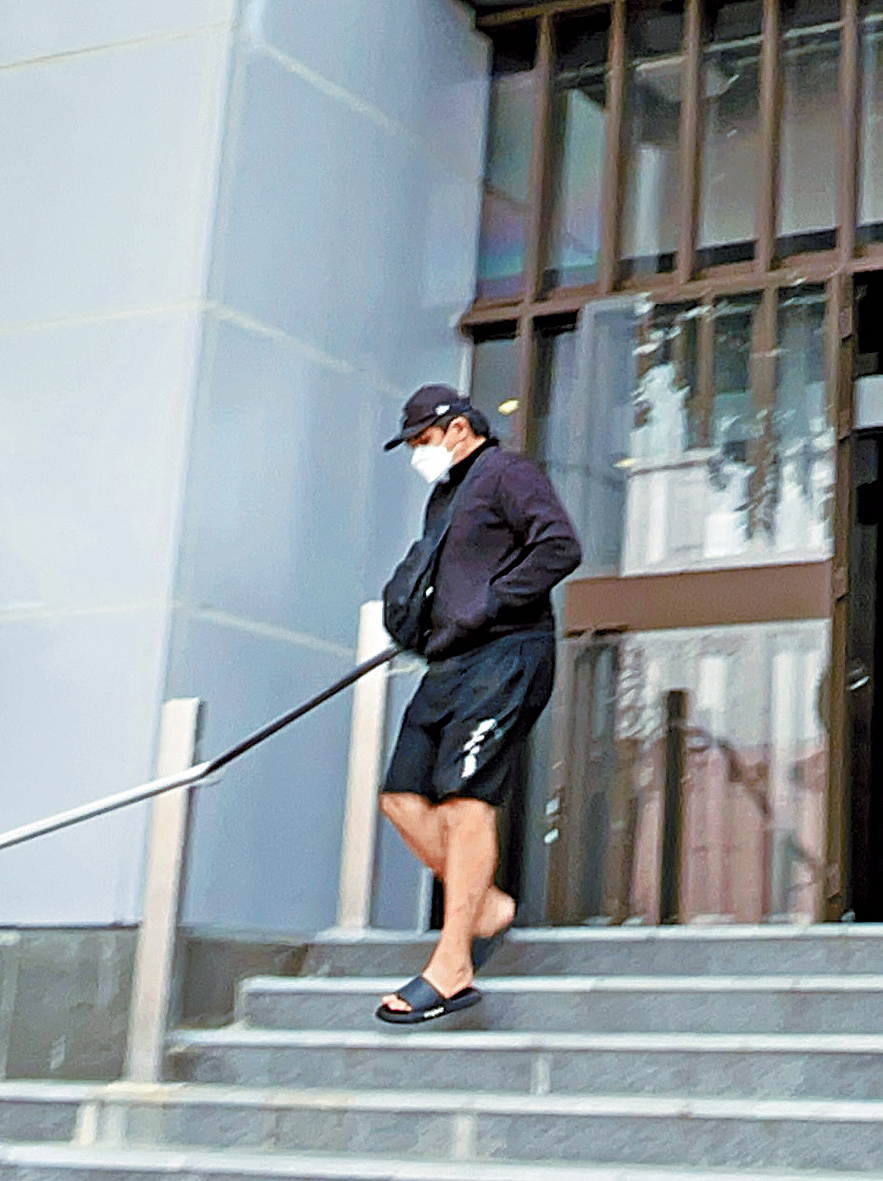 鍾翰林的後父被拘查數小時後獲准離開西九龍總區警察總部。