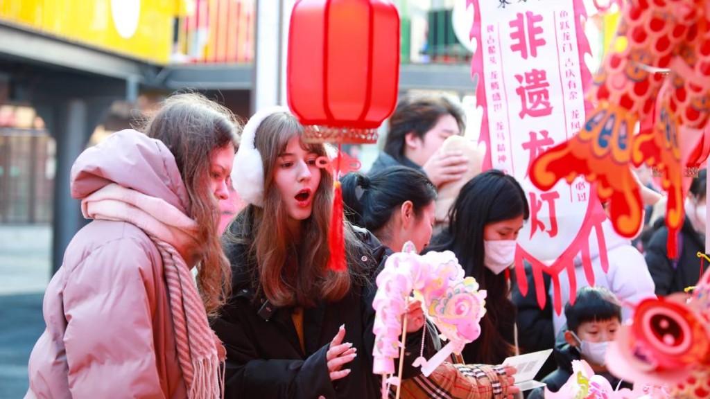 大量外國遊客到中國體驗農曆新年氣氛。新華社