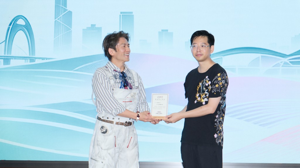  首屆CPTE 2026粵語文化博覽會負責人程子瀏頒發CPT粵語能力測試全球推廣大使委任狀給唐文龍。