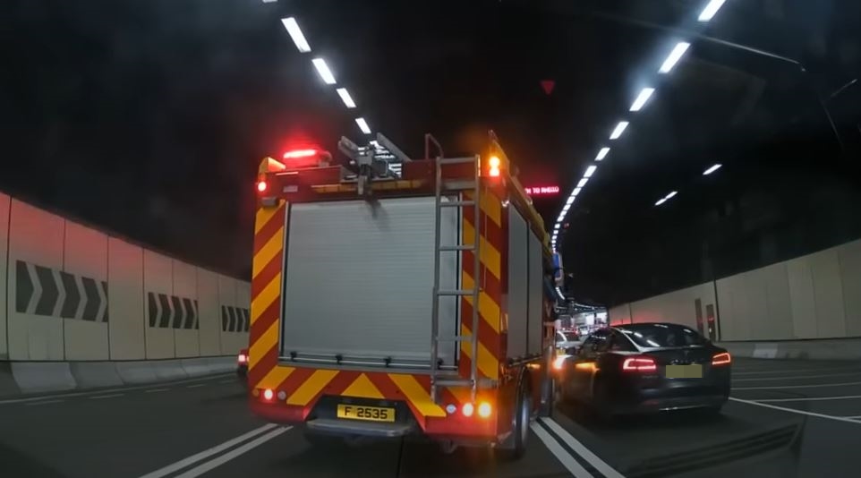 Tesla继续驶前阻挡消防车。网片截图