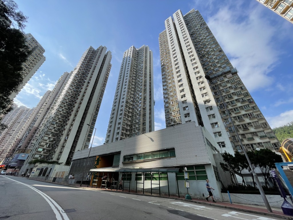 雖然荃景花園屬純住宅發展,基座不設商場,但因荃景花園位置較近愉景新城,住戶可享受該處配套。 雖然荃景花園屬純住宅發展,基座不設商場,但因荃景花園位置較近愉景新城,住戶可享受該處配套。