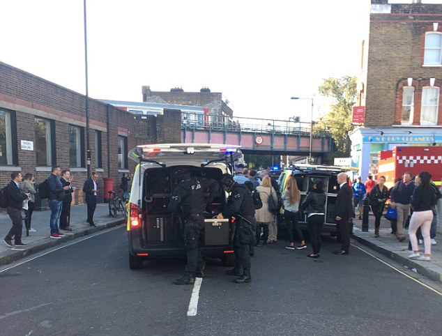 消防车和救护车到场救援。网图