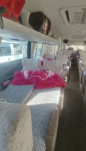 旅巴违规改装成“豪华卧铺”，封太平门安全带虚设，河南全省排查。央视