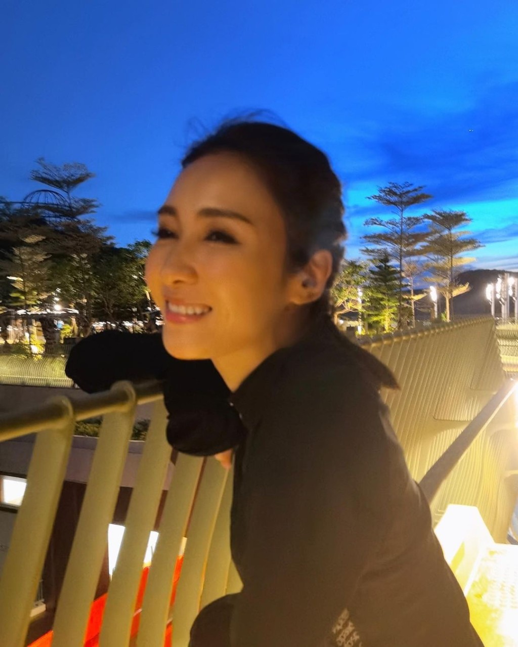 入夜都不捨得走。