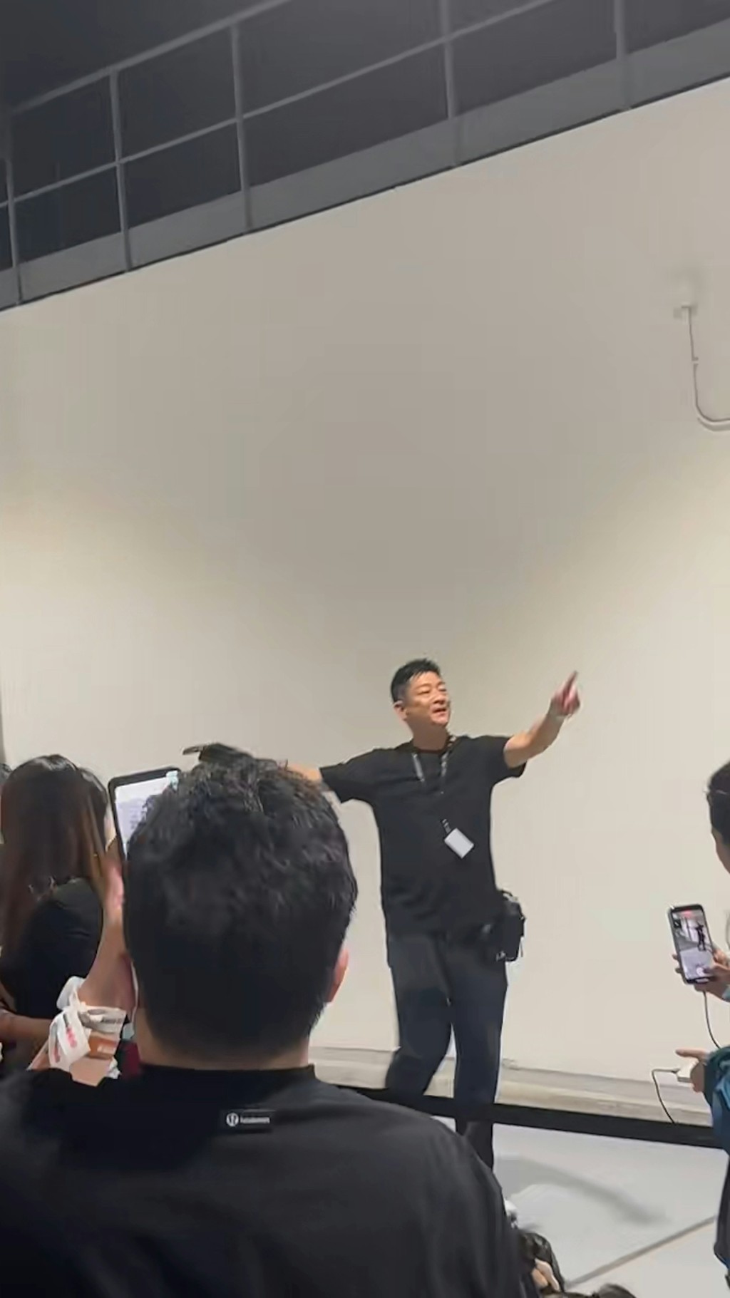 楊證樺近日為謝霆鋒演唱會擔任保安工作,成為台下另類焦點。 楊證樺近日為謝霆鋒演唱會擔任保安工作,成為台下另類焦點。