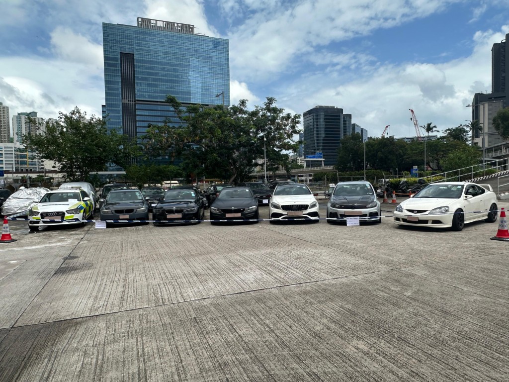 警方扣查涉案的8輛私家車,包括一輛退役警車。 警方扣查涉案的8輛私家車,包括一輛退役警車。