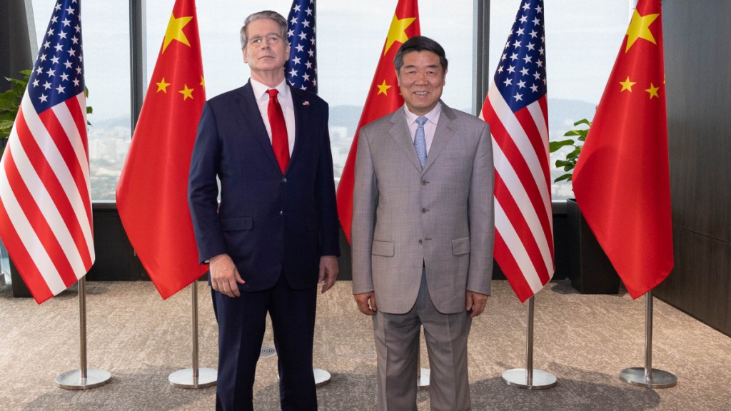 10月25日磋商前,國務院副總理何立峰與美國財政部長貝森特合影。新華社