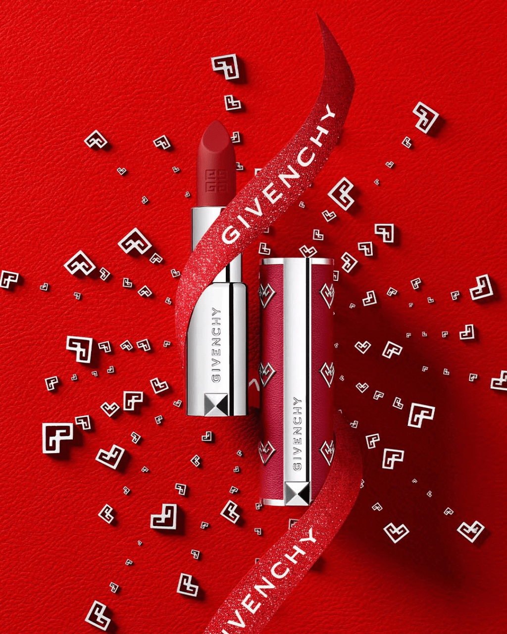 Givenchy新春限量版彩妝為王牌的華麗魅彩紅絲絨唇膏/$320，以及高級訂製稜鏡四色蜜粉/$510，換上以「幸運愛心鎖」為主題的紅色新包裝，當中以兩個G組成心形圖案，打造象徵充滿愛的幸運符。