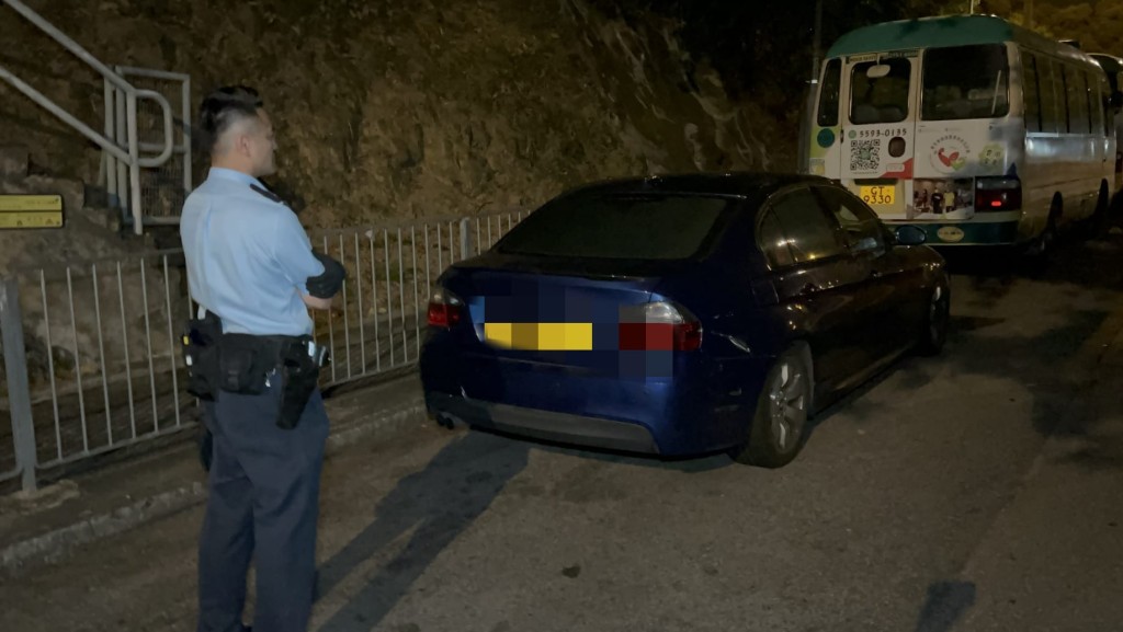 警方巡邏車巡經荔景消防局對開華泰路期間，發現一架藍色寶馬私家車停泊在路邊，形迹可疑。