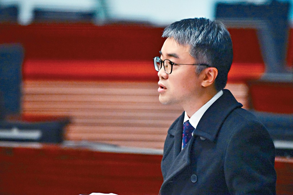 最近「考試移民」問題受到議員關注,署理教育局局長施俊輝表示,當局無收集經聯招入讀教資會資助課程的學生是否持受養人簽證,或是否文憑試自修生的相關數據。