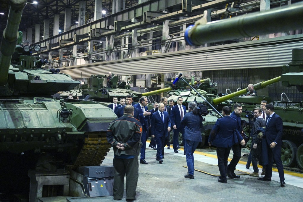 普京今年2月视察生产导弹及坦克的厂房。美联社