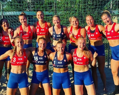 挪威女子沙灘手球隊今年7月拒簽比堅尼出賽，被罰1500歐元。互聯網圖片