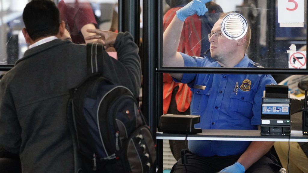 多年來旅客需在美國機場接受脫鞋安檢。 美聯社