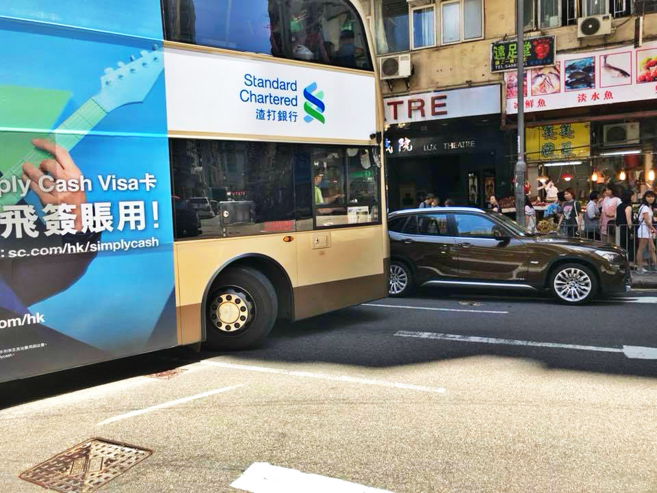 紅磡有房車違泊阻巴士駛走。網民William Kong 圖片