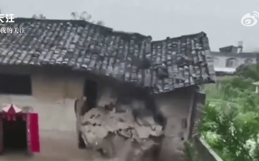 广西玉林，两层高老房因暴雨洪涝倒塌。 网片截图