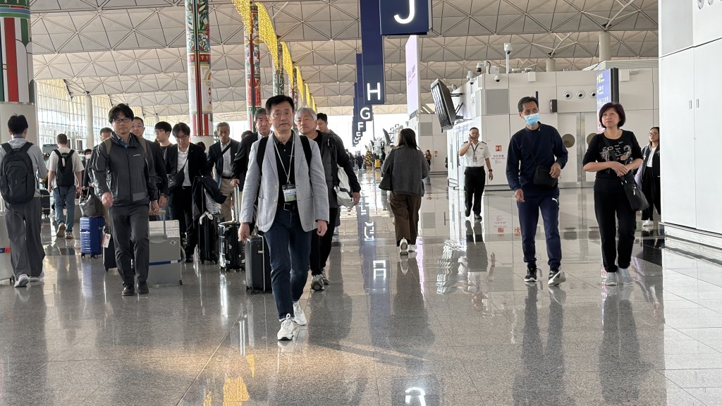 機場大批旅客前往日本旅遊。 機場大批旅客前往日本旅遊。