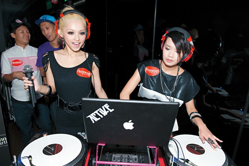 2009年出寫真後，翌年Annie G.與八模兵團的陳俞希組DJ組合Monster Beez性感打碟，其後又曾簽約nowTV做主持。