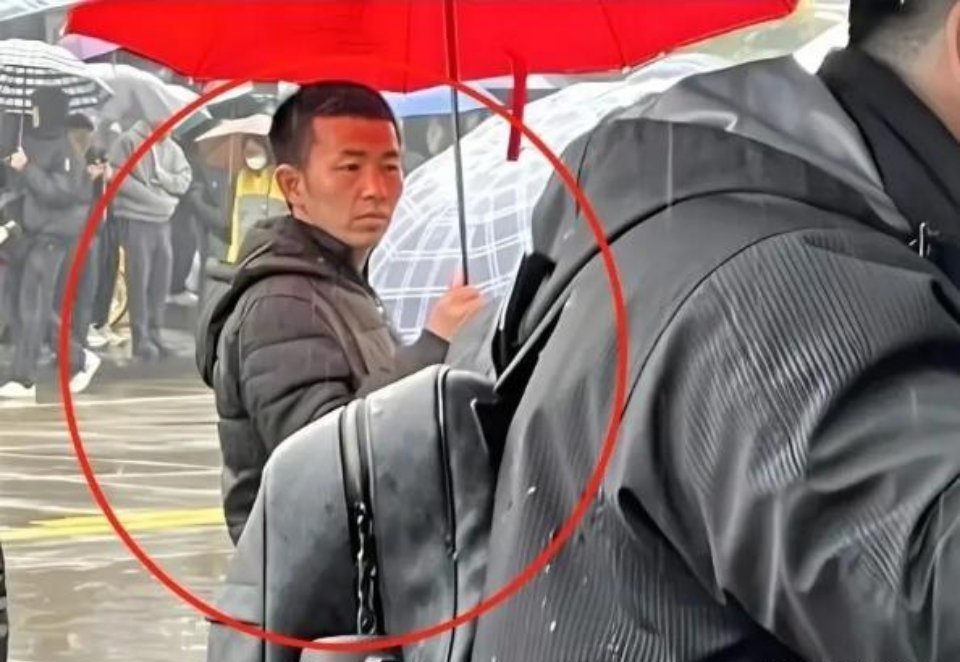 郑全海撑红伞参加宗庆后追悼会。 微博