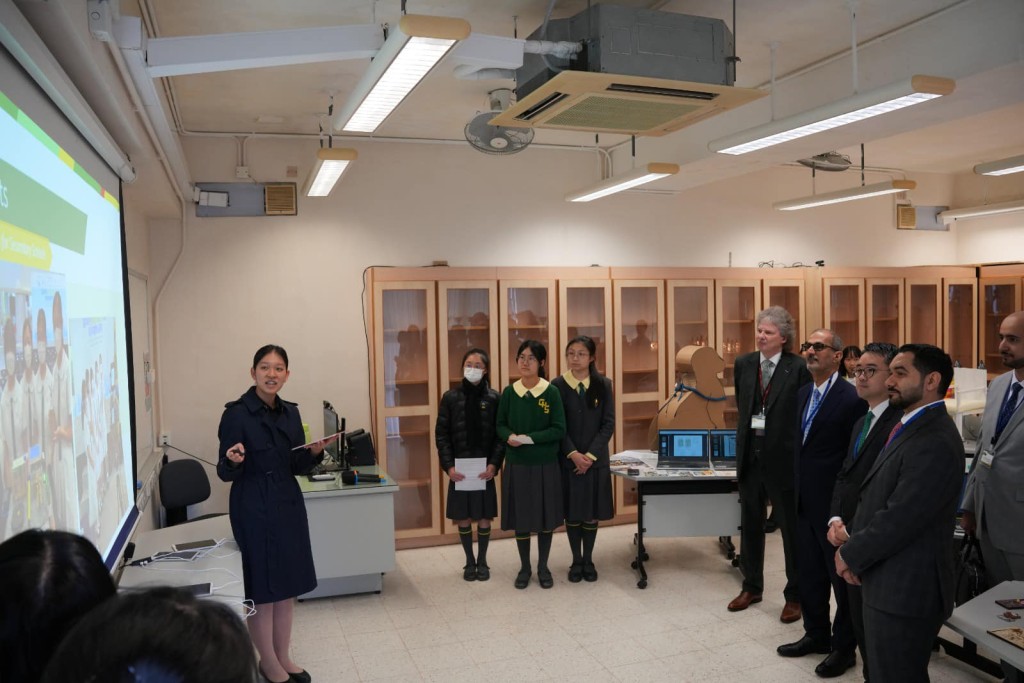 施俊輝陪同大使的代表團到訪德望學校。 施俊輝FB