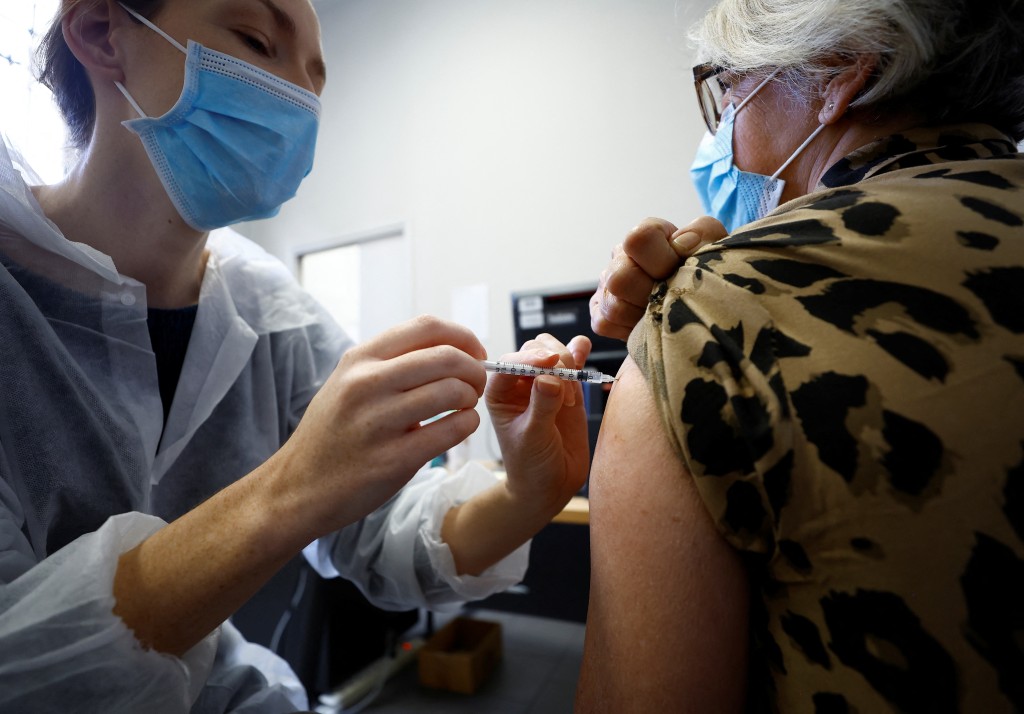 疫苗安全數據庫追蹤到有130名長者在接種後3周內中風。路透社