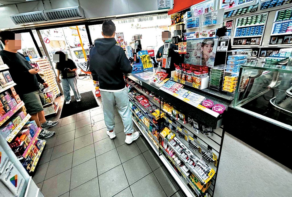 網上購物大行其道，便利店成為不少人取貨的渠道。