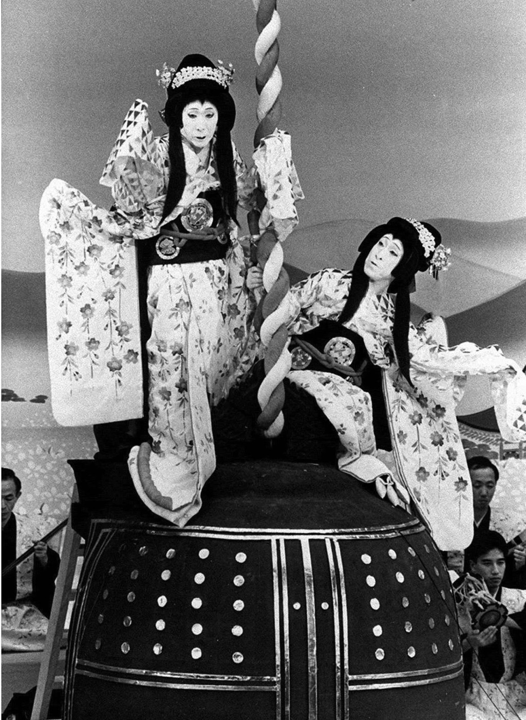 1988年一場歌舞伎經典劇目《京鹿子娘道成寺》的劇照。 美聯社 1988年一場歌舞伎經典劇目《京鹿子娘道成寺》的劇照。 美聯社
