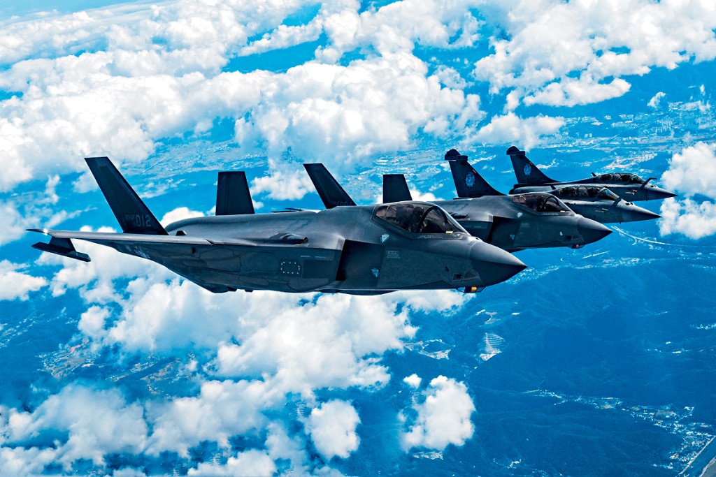 F-35戰機(前)是全球先進的戰機。 F-35戰機(前)是全球先進的戰機。