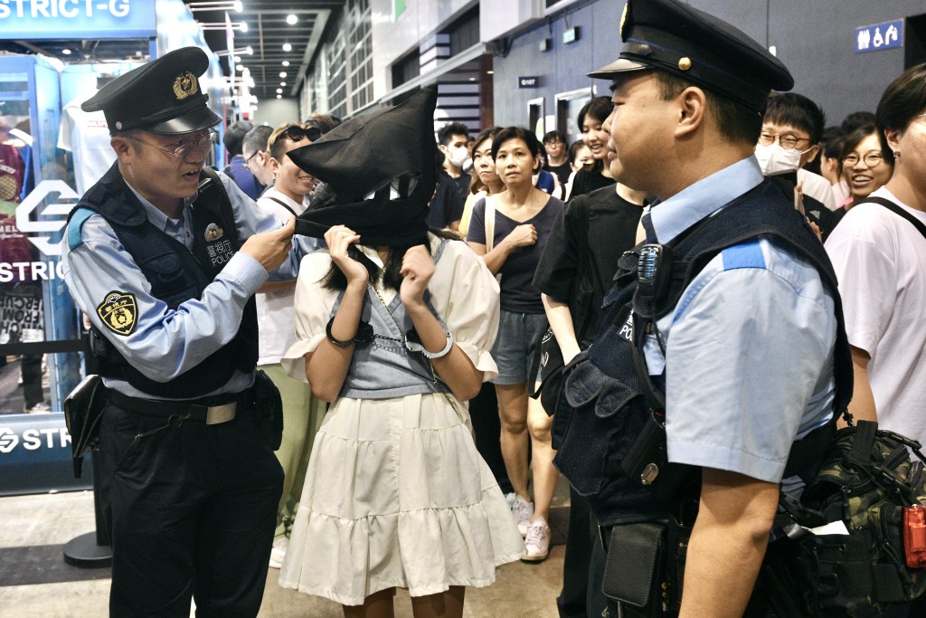 亦有市民扮成日本警视厅警察。卢江球摄