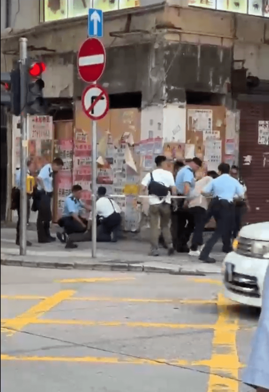 男子一度情緒激動,現場警員隨即提高聲線喝止,要求他配合。Threads@harry._.816 影片截圖 男子一度情緒激動,現場警員隨即提高聲線喝止,要求他配合。Threads@harry._.816 影片截圖