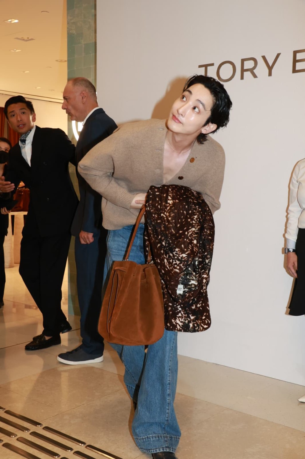 李洙赫俯身同支持者打招呼。 李洙赫俯身同支持者打招呼。