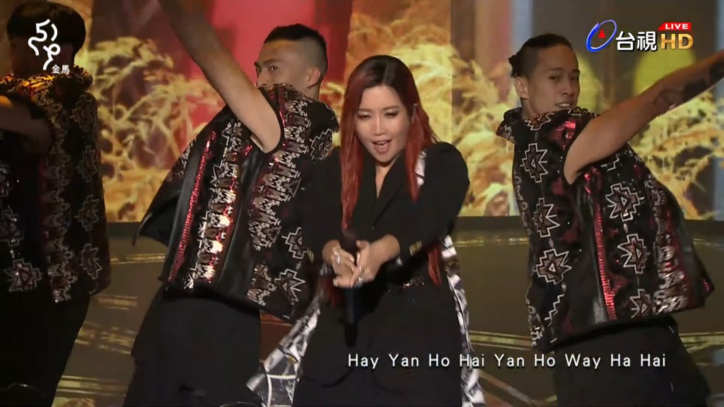 台湾歌手A-Lin在金马奖表演，演唱原住民曲目，获网民大赞「测试音响成功」、「气氛欢乐」。